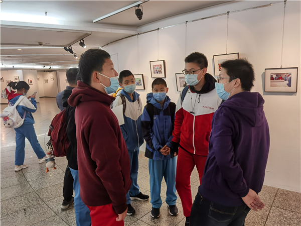 9e51aa6ee8d741a086305ecca011208a.jpg 图5与讲解教师探讨古代传染病.jpg