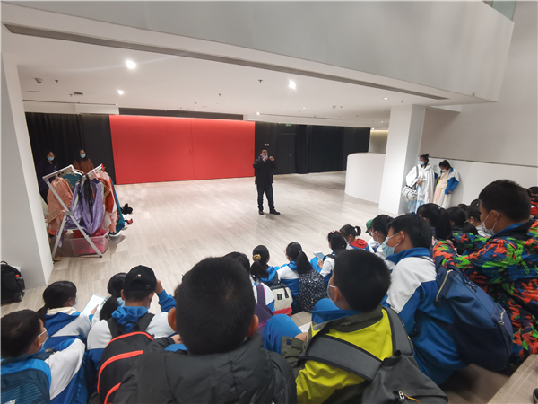 3b8734fdeca046ac9362f72d3b6b9068.jpg 图1听取服饰讲解.jpg