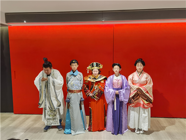 4ae5fbadca1c4e149905dae1b022c785.jpg 图2试穿民族传统服饰.jpg