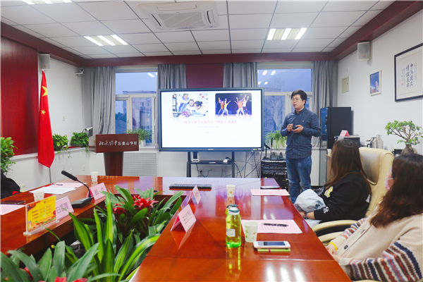 图3徐文博副校长介绍学校教育教学情况.jpg