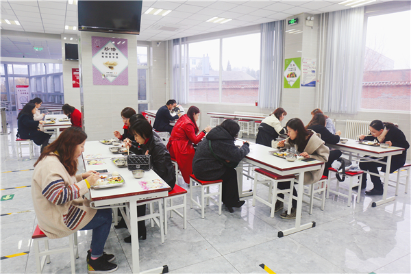 图2家长代表品尝学生营养餐.jpg