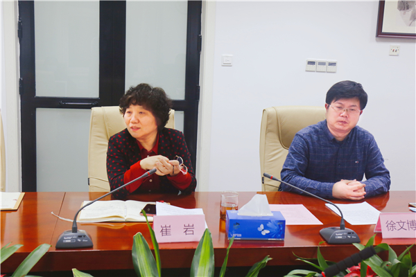 图8崔岩校长与家长交流.jpg