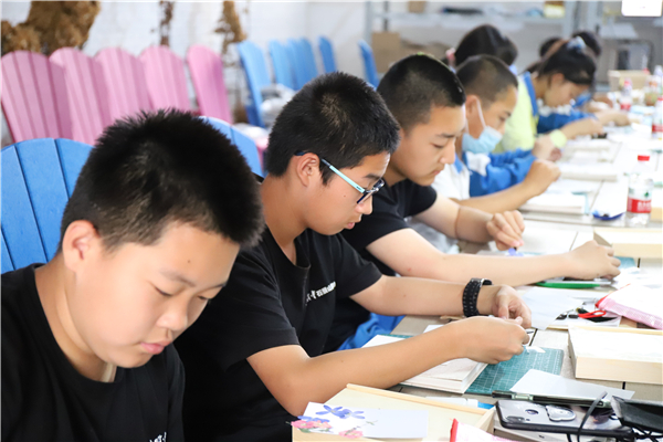 图9  同学们制作压花笔记本.JPG