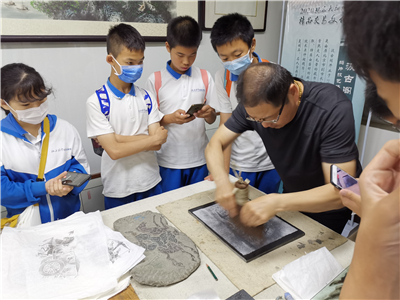 图9 专家指导学生拓片.jpg