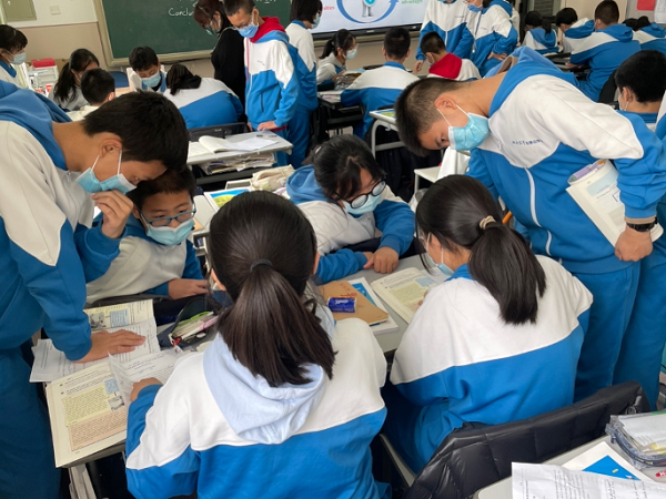 图4-学生小组讨论.png