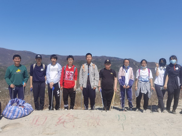 图1翠微绝顶合影留念.jpg