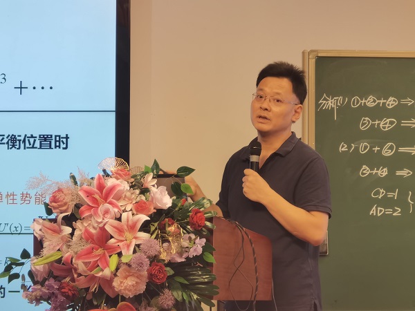 丁庆红老师正在点评大赛.jpg
