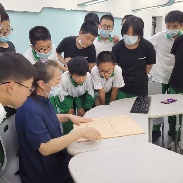图2 同学们认真学习制作古籍.png