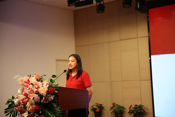 8先进代表发言(1).JPG