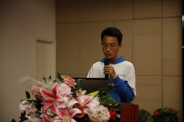 何旻杰.jpg