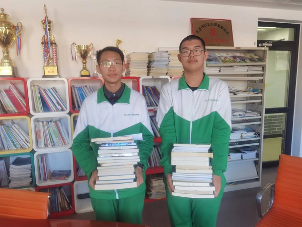 图片3捐赠图书.jpeg
