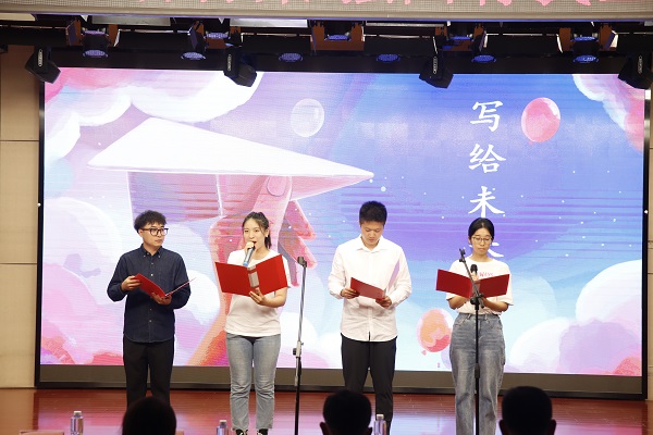 新教师节目2.JPG