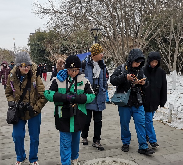 图7 谷老师边走边讲解鸟类知识.jpeg