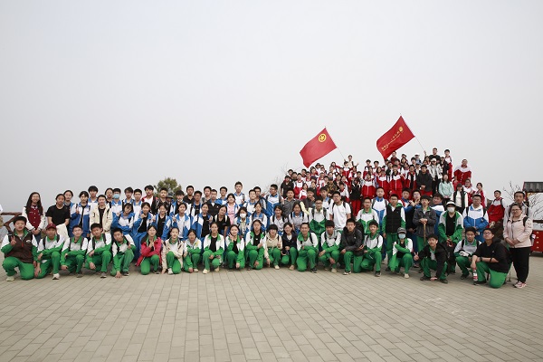 图1 高中远足师生合影.JPG