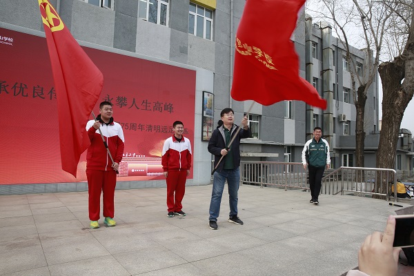 图2-2徐文博副校长为高中学生授旗.JPG