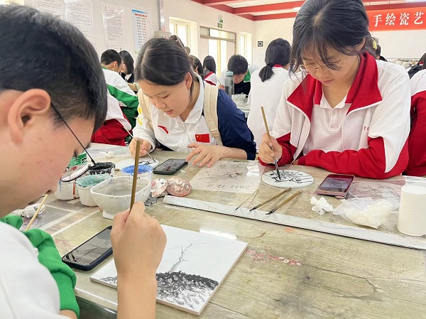 4同学进行彩绘实践.jpg