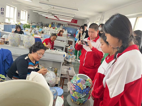 3同学参观彩绘车间.jpg