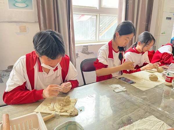 5同学们进行泥塑实践.jpg