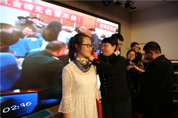 母亲为孩子系丝巾.jpg